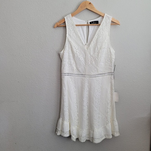Elegant White Lace Sleeveless Dress - Picture 2 of 12